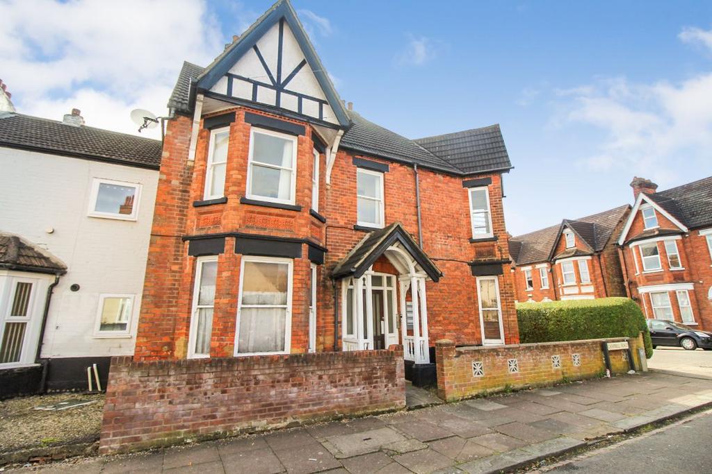 Goldington Avenue, Bedford 2 bed apartment £170,000