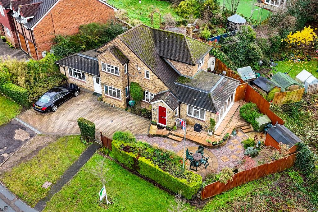 Rickmansworth Lane, Chalfont St. Peter, SL9 4 bed detached house for sale £775,000