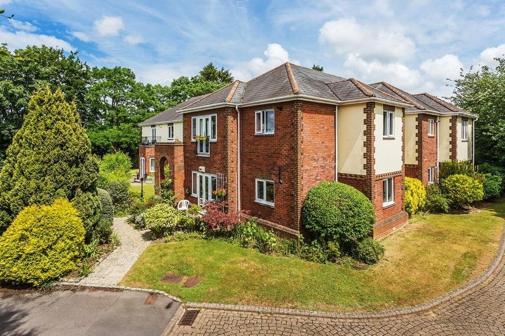 GARLANDS ROAD, LEATHERHEAD KT22 2 bed apartment £1,600 pcm (£369 pw)
