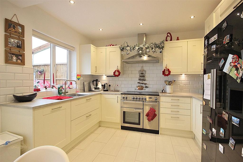 Broad Avenue, Bedford, Bedfordshire, MK42 3 bed end of terrace house