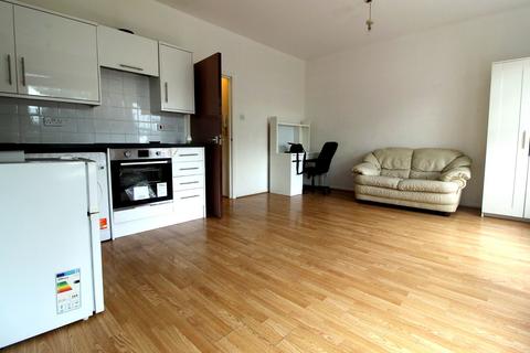Studio to rent, Streatham High Road