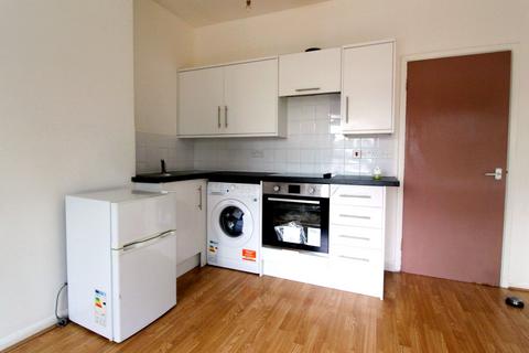 Studio to rent, Streatham High Road