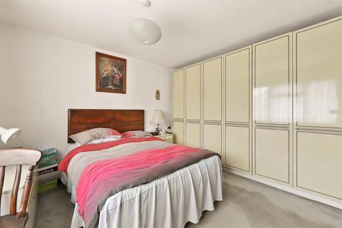 2 bedroom apartment for sale, Harlech Gardens, Hounslow TW5