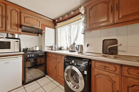 2 bedroom apartment for sale, Harlech Gardens, Hounslow TW5