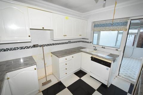 3 bedroom chalet for sale, Clifton Road, Canvey Island SS8