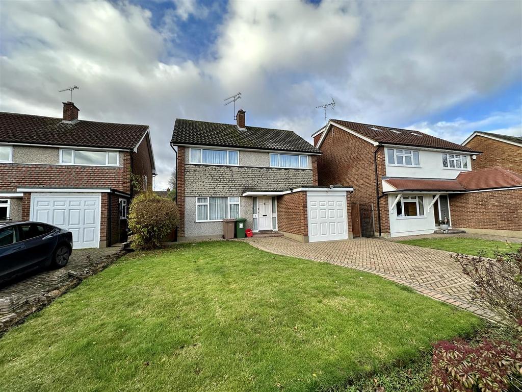 Lyndhurst Way, Hutton, Brentwood 3 bed detached house for sale £725,000