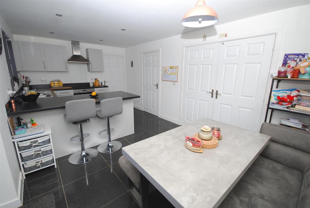 23bulaclosekitchen.JPG