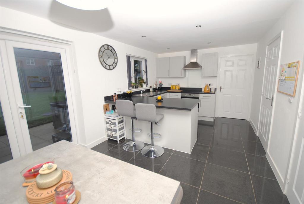 23bulaclosekitchen3.JPG