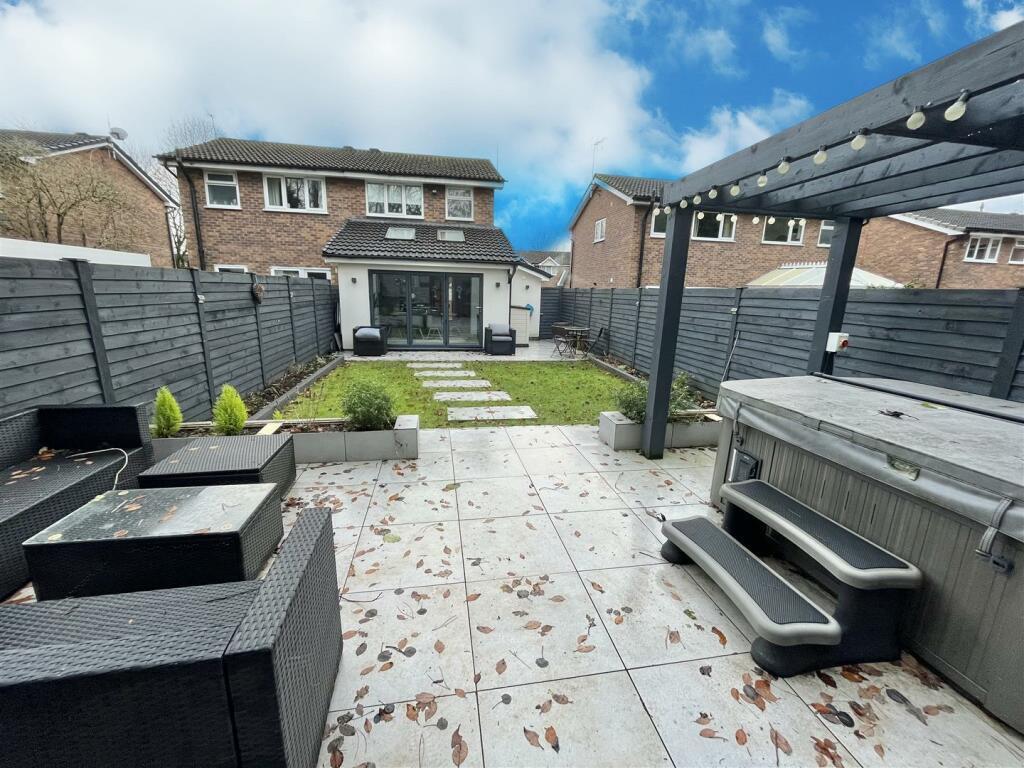 27 connaught close - garden, blue sky.JPG