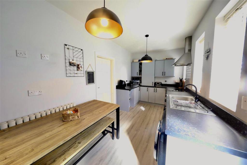 48 Calvert Road - Kitchen 4.jpg