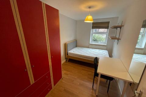 4 bedroom flat to rent, Nottingham NG7