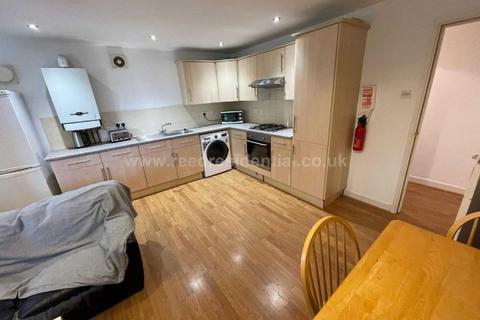 4 bedroom flat to rent, Nottingham NG7