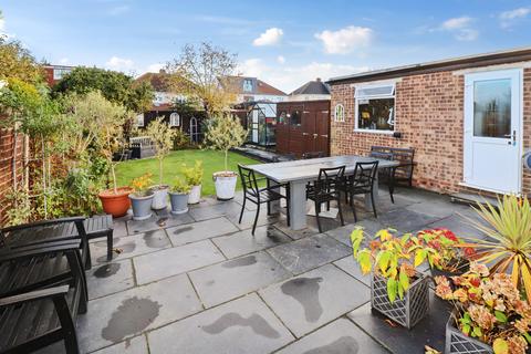 5 Luddesdon Road, Erith, DA8 1NQ