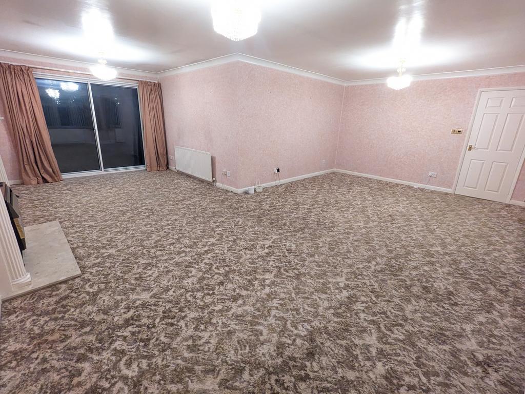 Hill Avenue, Grantham, NG31 3 bed bungalow £1,250 pcm (£288 pw)