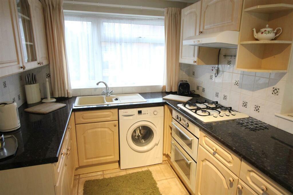 Lynncroft, Eastwood, Nottingham, Nottinghamshire, NG16 3ES 3 bed semi