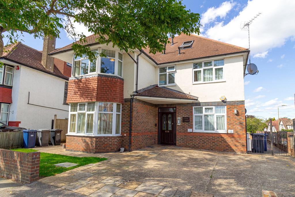 Hillside Drive, Edgware, HA8 1 bed apartment £1,550 pcm (£358 pw)