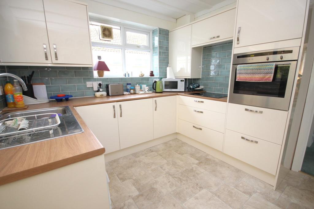 Fairview Drive, Broadstone, Dorset, BH18 2 bed bungalow for sale £439,950
