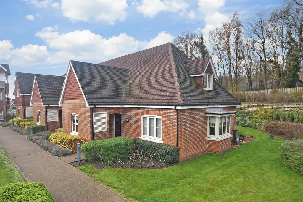 Durrants Drive, Faygate, Horsham, West Sussex 2 bed semidetached
