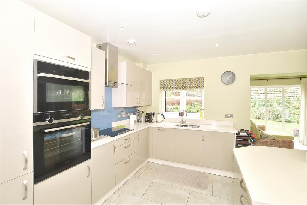 Durrants Drive, Faygate, Horsham... 2 bed semidetached bungalow for