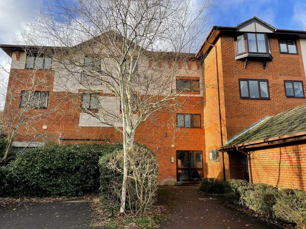 Frenchmans Creek, Church Crookham, nr Fleet 1 bed apartment to rent £1,100 pcm (£254 pw)
