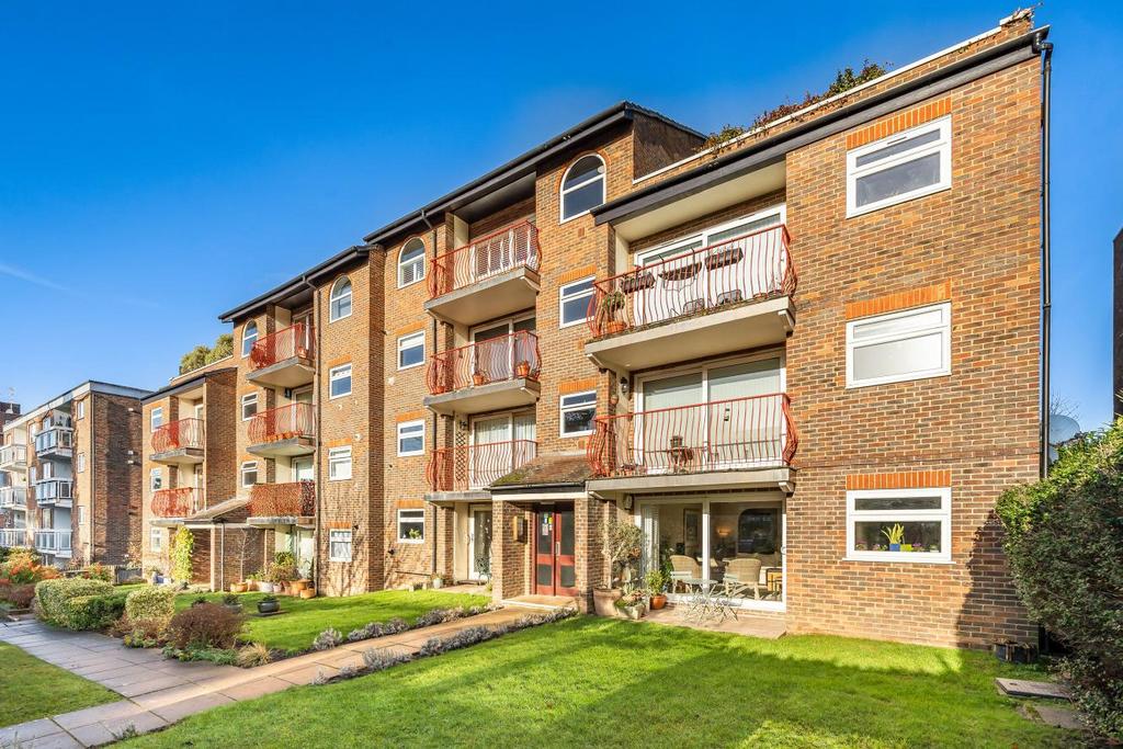 Court Downs Road, Beckenham 2 bed flat for sale £475,000