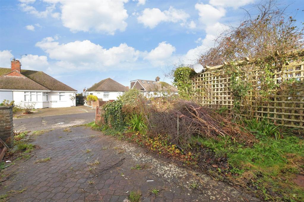 Chaucer Avenue, Rustington, West Sussex 2 bed detached bungalow for