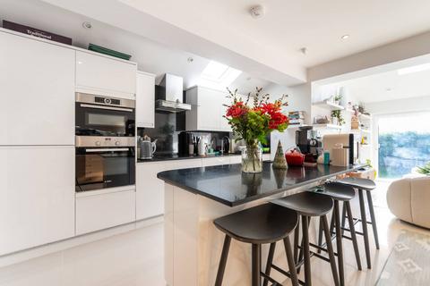 125a Bathurst Gardens, London, NW10 5JJ