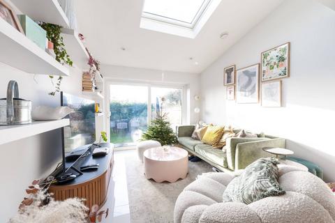 125a Bathurst Gardens, London, NW10 5JJ