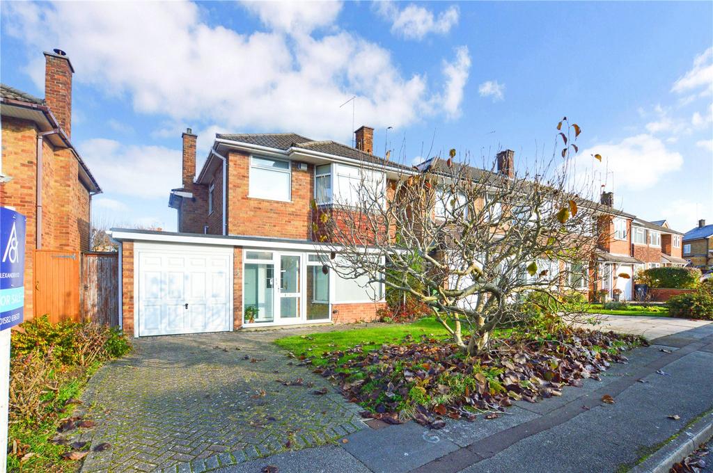 Dunstable, Bedfordshire LU6 3 bed detached house for sale £440,000