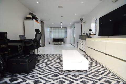 4 bedroom semi-detached house to rent, Croham Close, South Croydon, CR2
