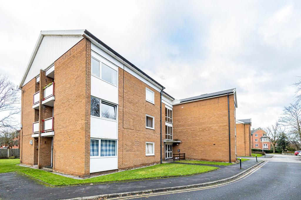 Manor Avenue, Urmston, Manchester, M41 2 bed apartment £900 pcm (£208 pw)