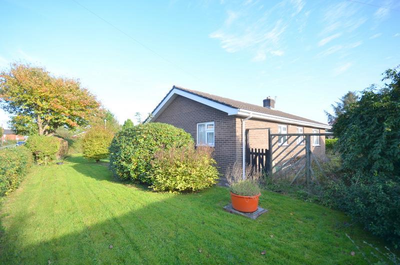 Maes Glas, Caersws 3 bed detached bungalow for sale £300,000