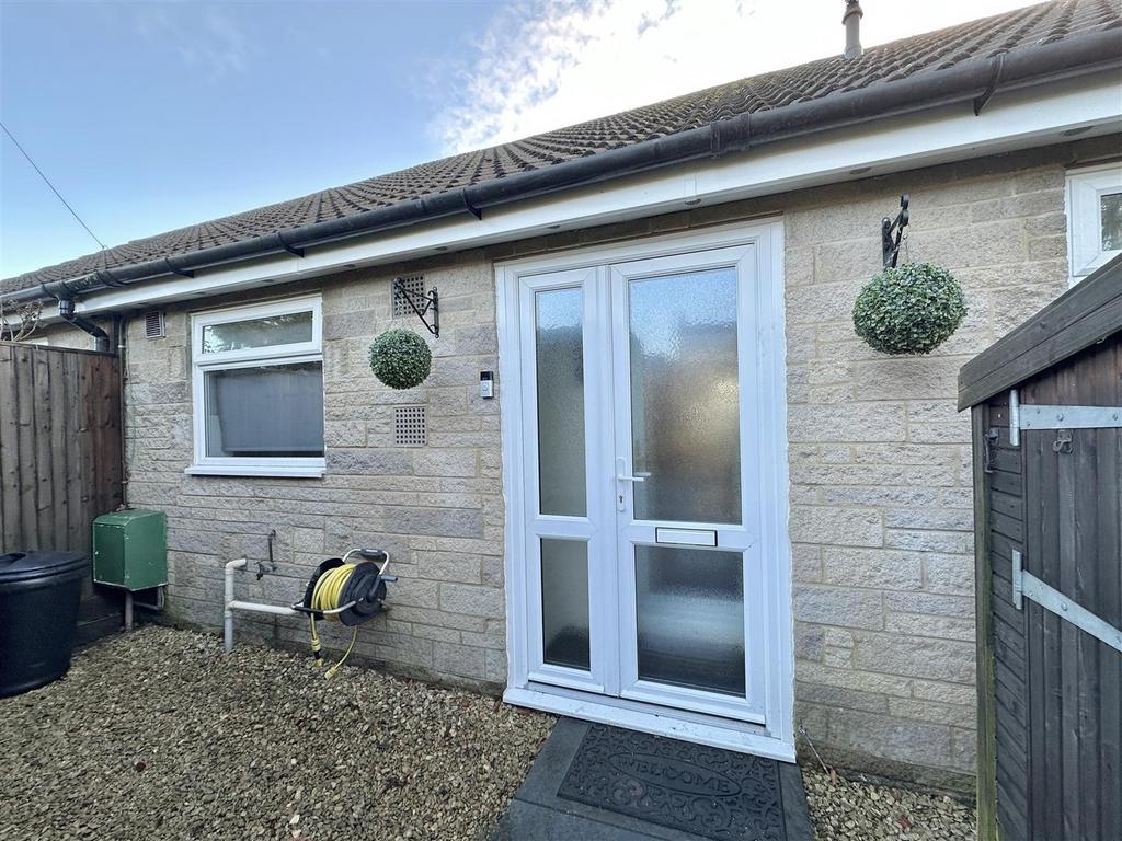 Longleat Road, Radstock 2 bed bungalow to rent £999 pcm (£231 pw)
