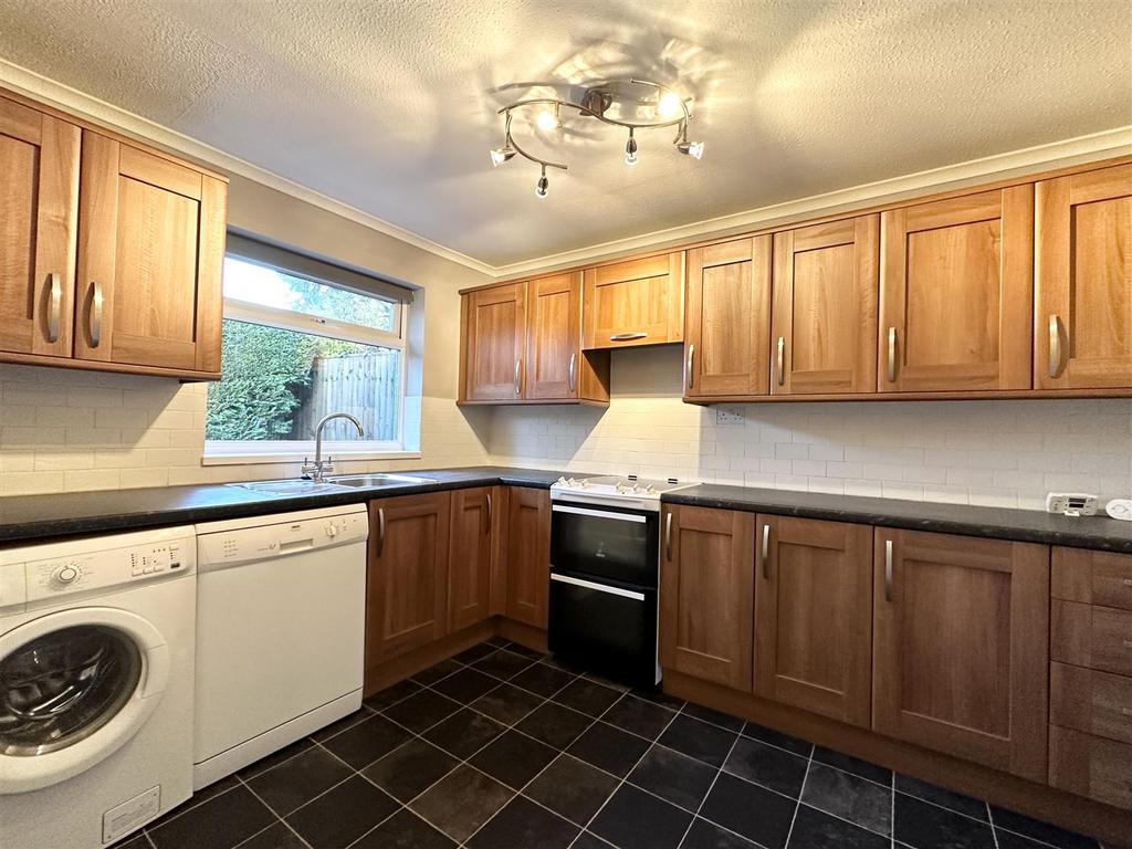Longleat Road, Radstock 2 bed bungalow to rent £999 pcm (£231 pw)