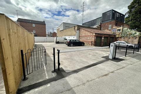 Garage to rent, Gillygate, York