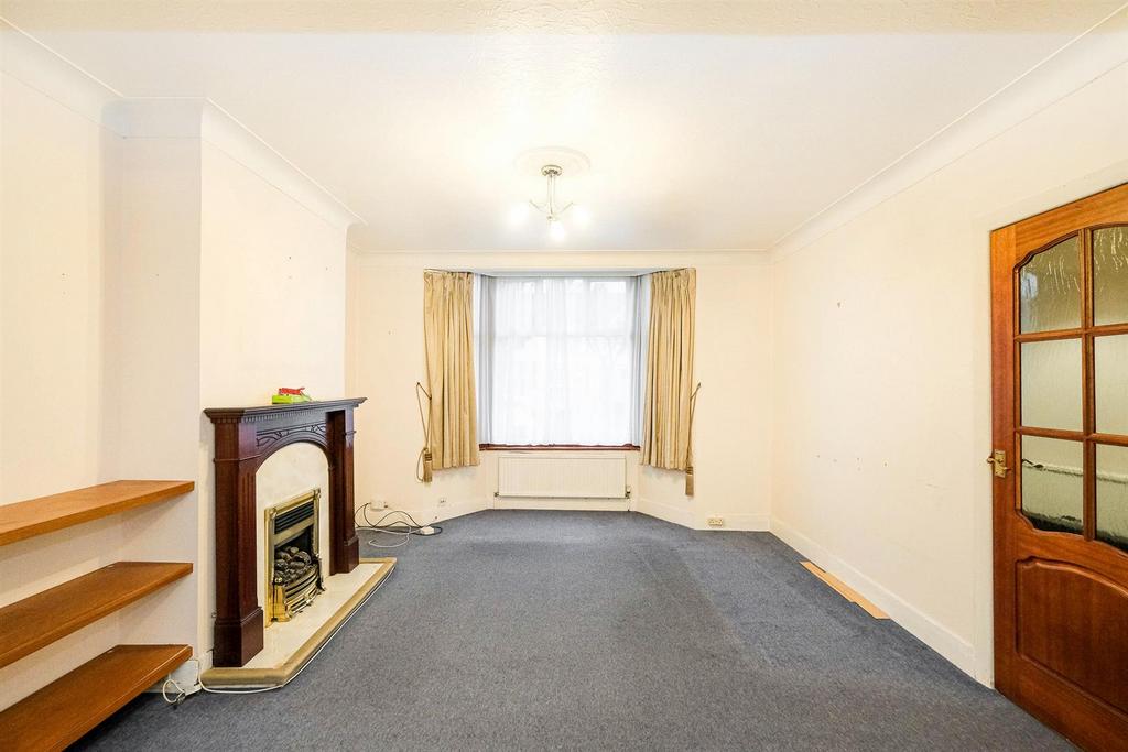 Middleton Avenue, Chingford 3 bed terraced house for sale £525,000