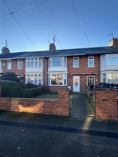 3 bedroom terraced house to rent, Louis Drive, Hull
