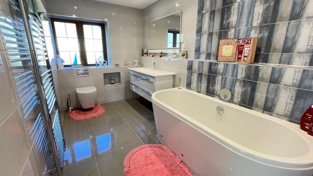 Feature tiled 3 piece bathroom