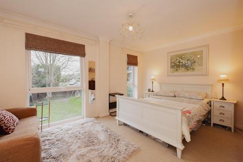 27 Hillcrest Close, Epsom, KT18 5JY