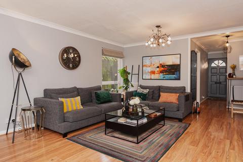 27 Hillcrest Close, Epsom, KT18 5JY