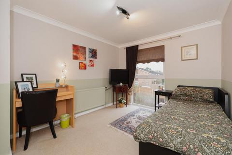 27 Hillcrest Close, Epsom, KT18 5JY