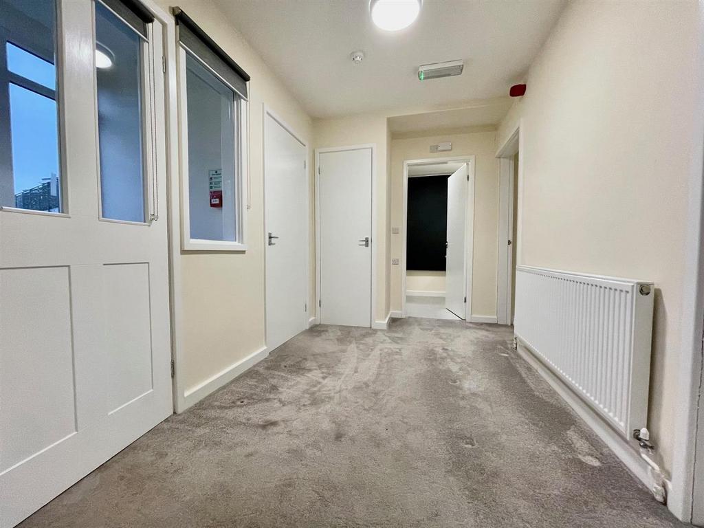 11 Devonshire Court Hall.jpg