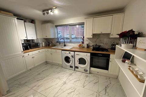 undefined, Nayland Close, Luton, Bedfordshire, LU2 9SZ