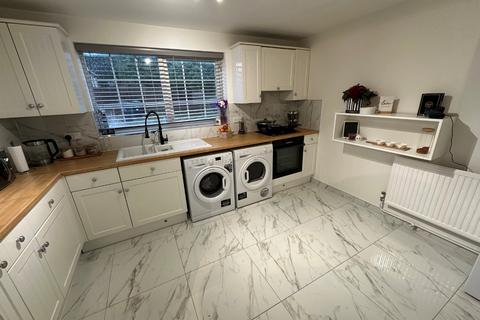 undefined, Nayland Close, Luton, Bedfordshire, LU2 9SZ