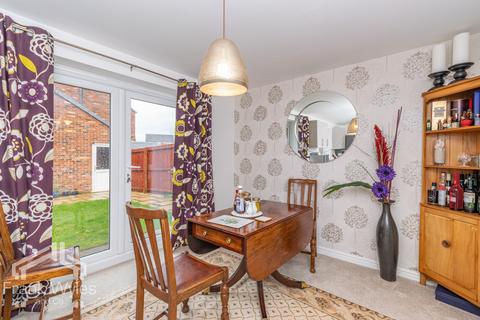 2 Almond Close, Lytham St Annes, FY8 2FD