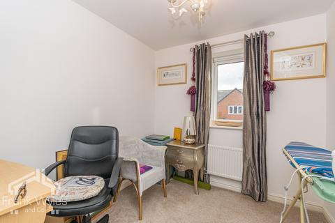 2 Almond Close, Lytham St Annes, FY8 2FD