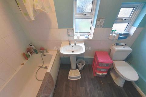 17 Bishops Road, Reading, RG6 1NP