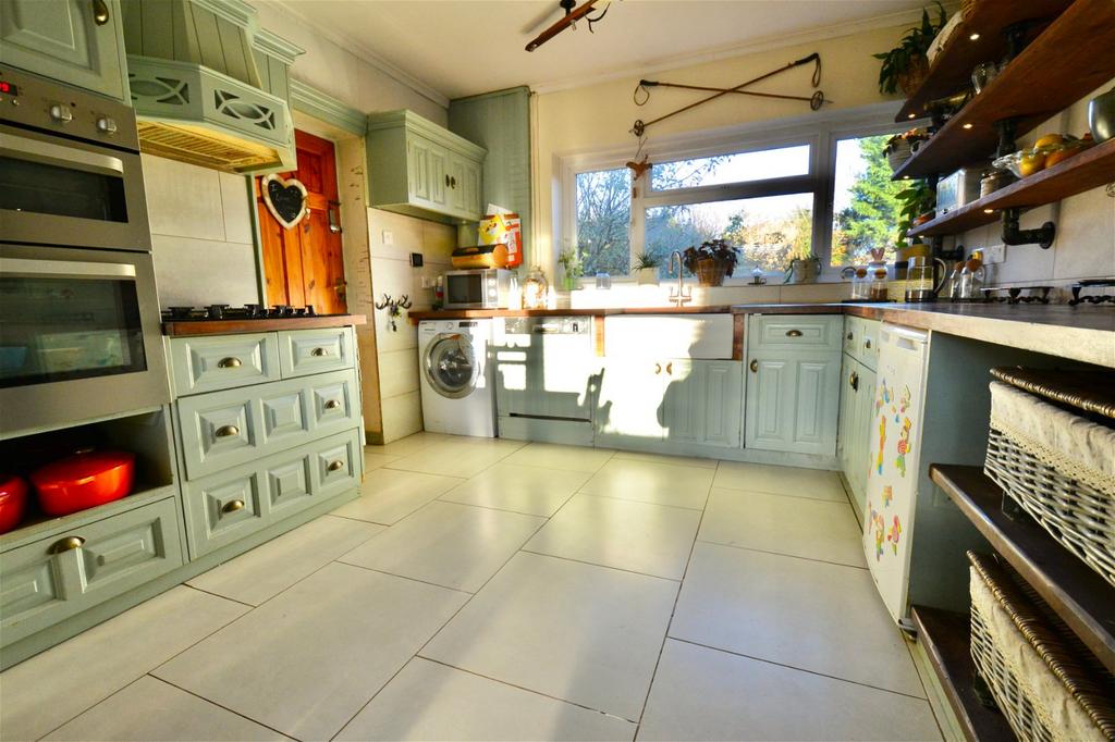 Broadway Close, Fladbury, Pershore, WR10 2QQ 3 bed detached house for