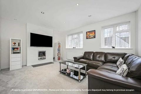 3 bedroom maisonette to rent, Winston Court, Harrow