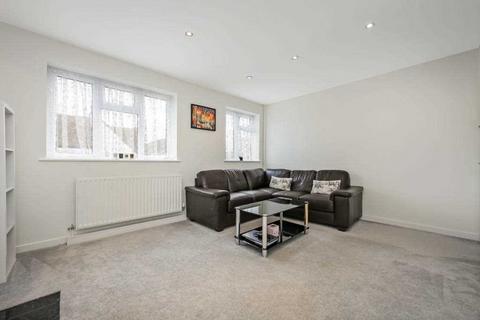 3 bedroom maisonette to rent, Winston Court, Harrow